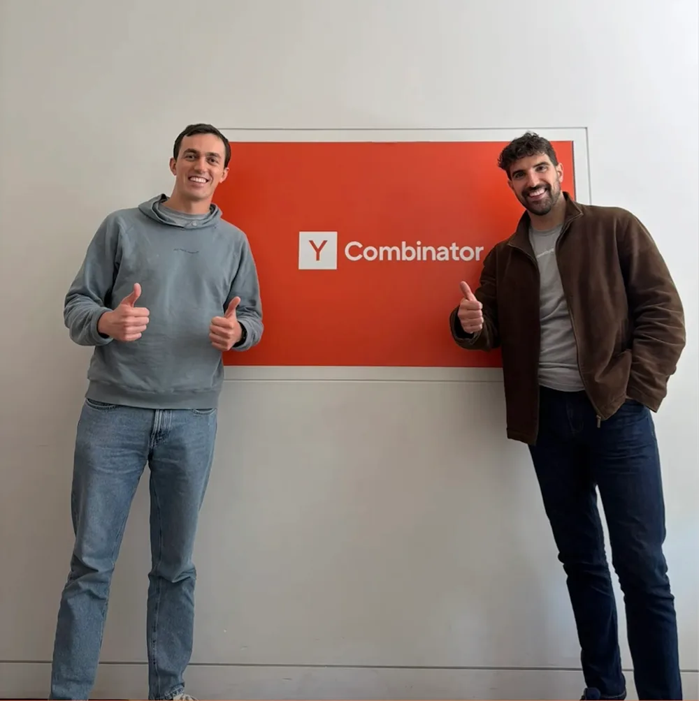 Pablo Omenaca and Toni Lopez, Karumi's founders, giving a thumbs up in front of the Y Combinator sign